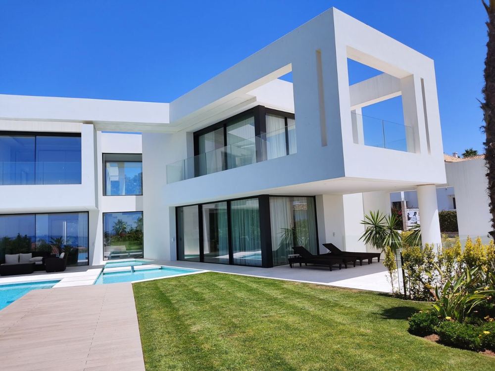 Segunda vivienda unifamiliar en Marbella, arquitectura contemporánea con piscina