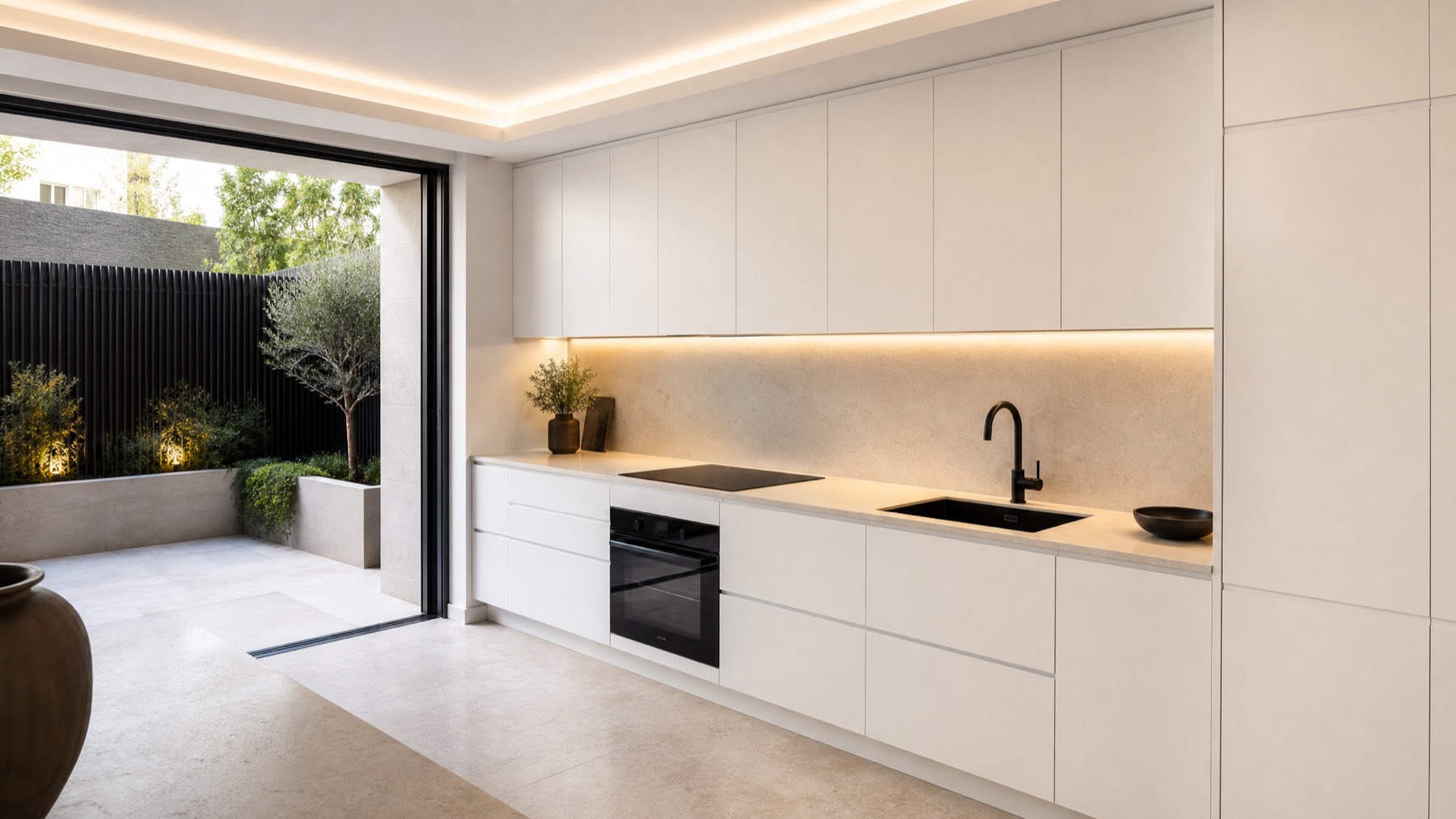 Cocina lineal con salida directa a la terraza